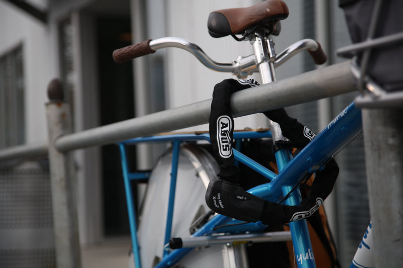Load image into Gallery viewer, blue cargo bike locked with 1060 chain
