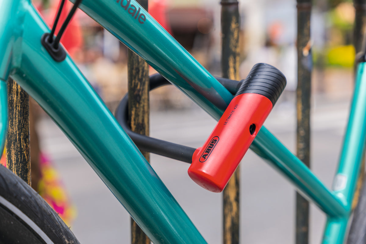 Turquoise bike secured to fence with Ultimate 420K mini #size_140mm