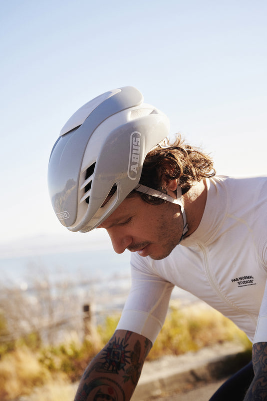Cyclist wearing grey ABUS GameChanger 2.0 Pure helmet