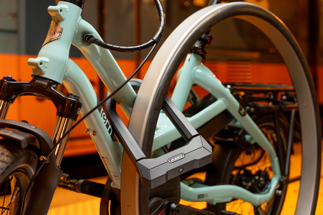 Load image into Gallery viewer, ABUS GRANIT Super Extreme 2500 securing e-bike to rack at train station #size_230mm
