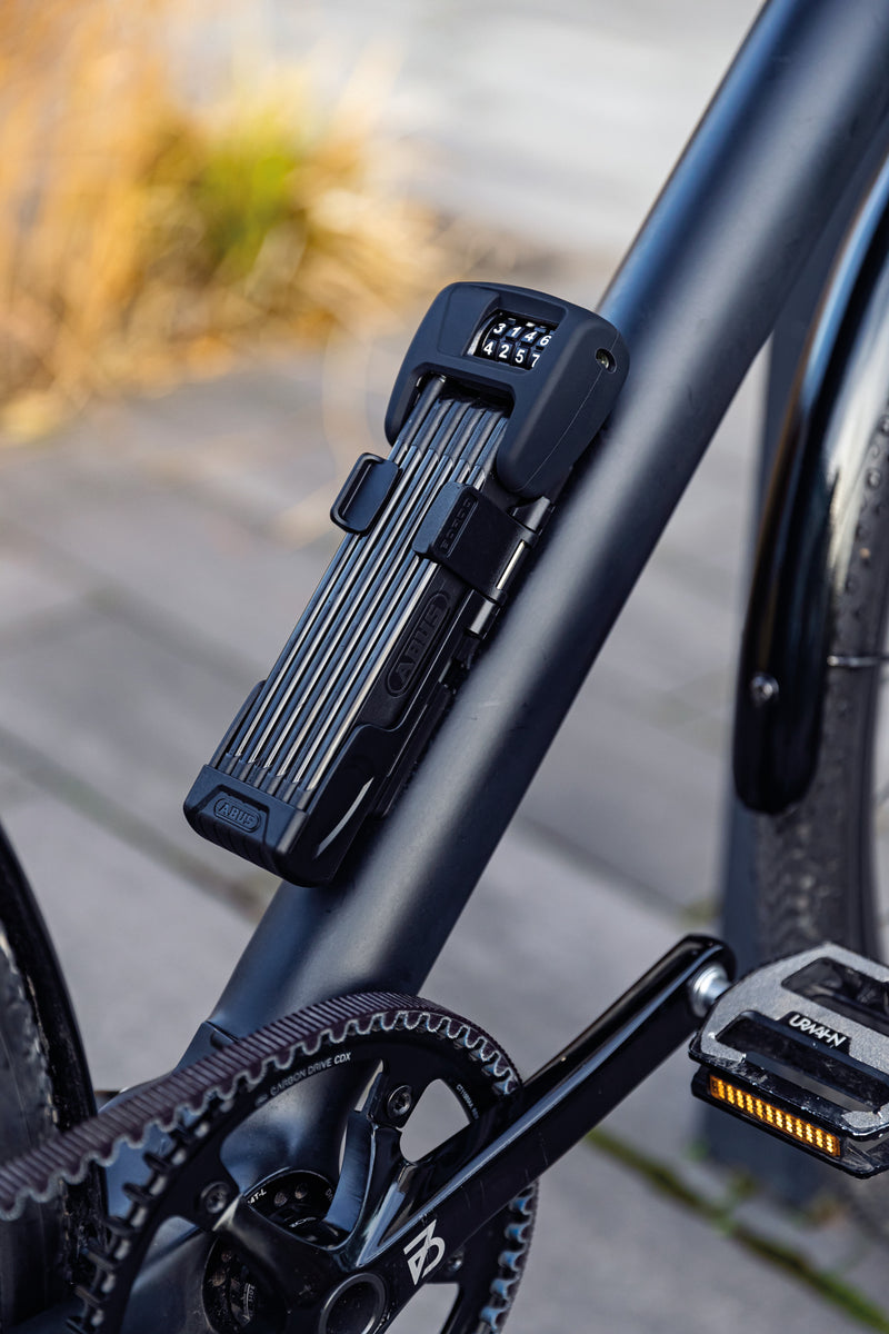 Load image into Gallery viewer, ABUS Bordo 6000C in bracket attached to black bike. #size_90cm
