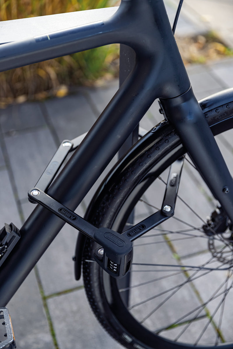 Load image into Gallery viewer, ABUS Bordo 6000C securing black bicycle to rack #size_90cm
