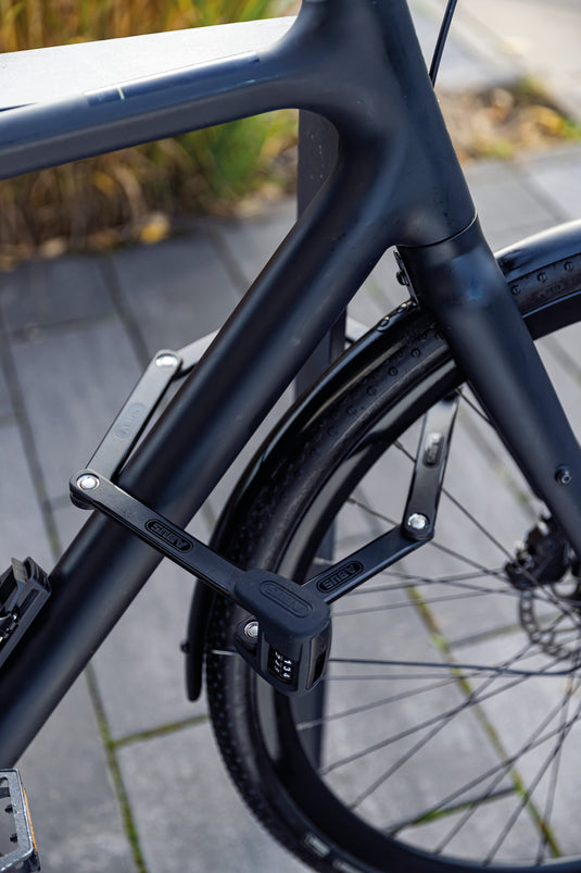 ABUS Bordo 6000C securing black bicycle to rack #size_90cm
