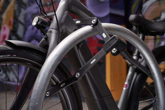 Bordo 6500 securing black e-bike to rack #size_120cm