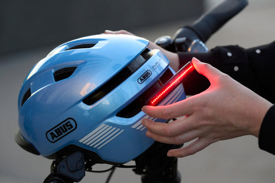 cyclst attaching optional magnetically attached light to ABUS PURL-Y helmet
